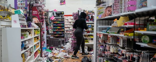 احتجاجات واسعة في فلادلفيا الأمريكية وأعمال عنف ونهب جماعي للمحلات التجارية بعد مقتل رجل أسود على يد الشرطة  - سبوتنيك عربي