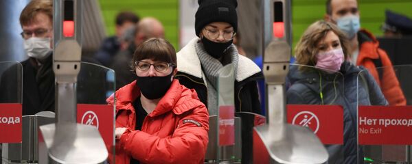 تشديد الرقابة على ارتداء الكمامات الطبية في موسكو، في إطار مكافحة تفشي فيروس كورونا، روسيا 28 أكتوبر 2020 - سبوتنيك عربي