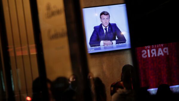  الرئيس الفرنسي إيمانويل ماكرون أثناء إلقاء كلمة للشعب الفرنسي حول الوضع الوباء (كورونا) في فرنسا، 28 أكتوبر 2020 - سبوتنيك عربي