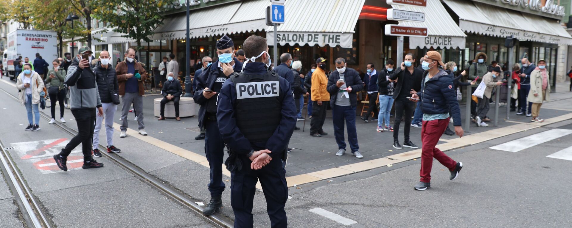  الشرطة الفرنسية في موقع هجوم طعن بالسكين أمام كاتدرائية نوتردام في مدينة نيس، فرنسا 29 أكتوبر 2020 - سبوتنيك عربي, 1920, 01.01.2021