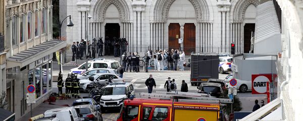 وصل الشرطة الفرنسية إلى موقع حادثة طعن في كاتدرائية نوتردام في مدينة نيس، فرنسا 29 أكتوبر 2020  - سبوتنيك عربي
