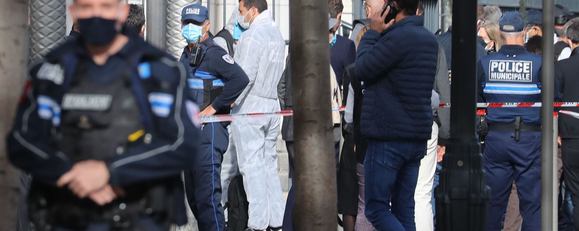  الشرطة الفرنسية في موقع هجوم طعن بالسكين أمام كاتدرائية نوتردام في مدينة نيس، فرنسا 29 أكتوبر 2020 - سبوتنيك عربي, 1920, 30.06.2023