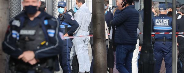 الشرطة الفرنسية في موقع هجوم طعن بالسكين أمام كاتدرائية نوتردام في مدينة نيس، فرنسا 29 أكتوبر 2020 الشرطة الفرنسية في موقع هجوم طعن بالسكين أمام كاتدرائية نوتردام في مدينة نيس، فرنسا 29 أكتوبر 2020 - سبوتنيك عربي