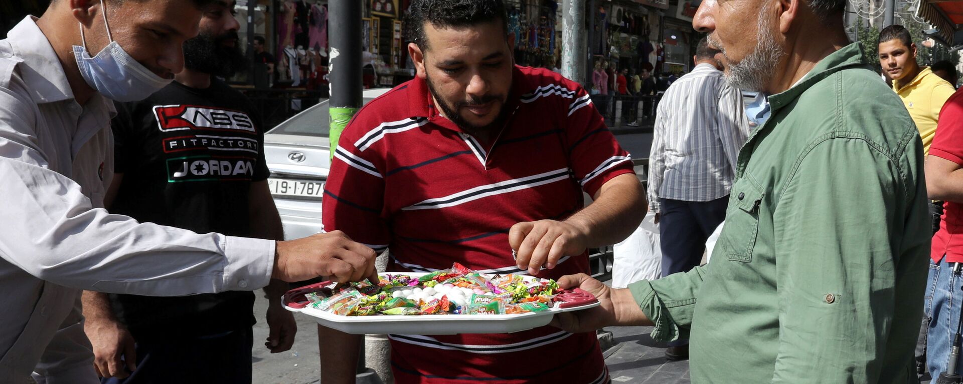 مواطن أردني يقوم بتوزيع الحلو على الزبائن والمارة بمناسبة إحياء ذكرى المولد النبوي في مدينة عمان، الأردن  29 أكتوبر/ تشرين الأول 2020 - سبوتنيك عربي, 1920, 20.06.2022