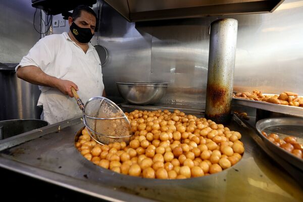 بيع الحلويات بمناسبة إحياء ذكرى المولد النبوي في مدينة عمان، الأردن  29 أكتوبر/ تشرين الأول 2020 - سبوتنيك عربي