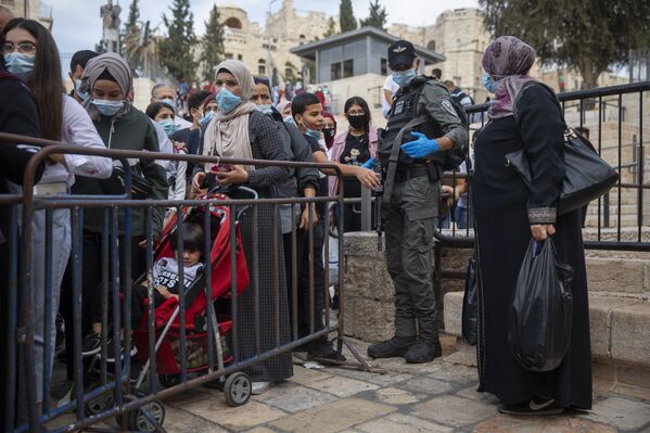فلسطينيون ينتظرون في طابور للعبور إلى  المسجد الأقصى لإحياء ذكرى المولد النبوي، القدس  29 أكتوبر/ تشرين الأول 2020 - سبوتنيك عربي