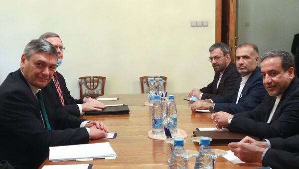 نائب وزير الخارجية الروسي أندريه رودنكو ونائب وزير الخارجية الإيراني عباس عراقجي خلال لقاء في موسكو - سبوتنيك عربي