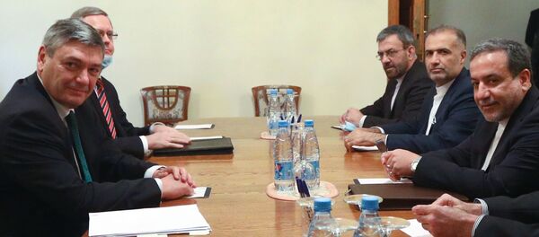 نائب وزير الخارجية الروسي أندريه رودنكو ونائب وزير الخارجية الإيراني عباس عراقجي خلال لقاء في موسكو - سبوتنيك عربي