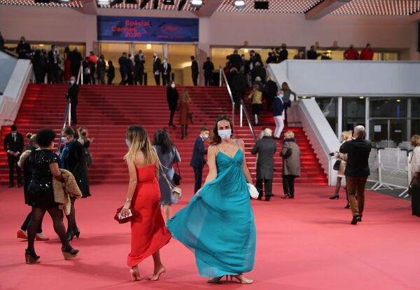 اقبال الضيوف إلى قصر مهرجان كان 2020 سبيشال، وهو نسخة مصغرة من مهرجان كان للأفلام، بعد إلغاء مهرجان كان للأفلام في مايو، أيار، 27 أكتوبر 2020 - سبوتنيك عربي