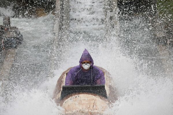 رجل يرتدي قناعًا للحماية من كورونا (كوفيد -19) في مدينة ملاهي المملكة الساحرة، في سانتا روزا، لاغونا، الفلبين، 25 أكتوبر 2020 - سبوتنيك عربي