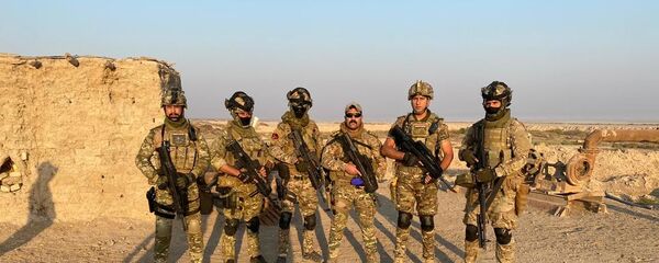 نفذت القوات العراقية عملية نوعية شارك بها طيران الجيش بإنزال لضبط مواد خطيرة تهدد المجمع العراقي في محافظة ميسان أقصى جنوب البلاد، العراق  30 أكتوبر/تشرين الأول 2020 - سبوتنيك عربي