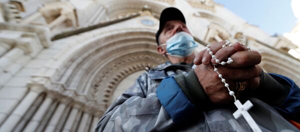 مواطنون يحضرون الشموع و أكاليل الزهور أمام كاتدرائية نوتردام في مدينة نيس، حيث وقعت حادثة طعن يوم 29 أكتوبر، فرنسا 30 أكتوبر 2020 مواطنون يحضرون الشموع و أكاليل الزهور أمام كاتدرائية نوتردام في مدينة نيس، حيث وقعت حادثة طعن يوم 29 أكتوبر، فرنسا 30 أكتوبر 2020 - سبوتنيك عربي