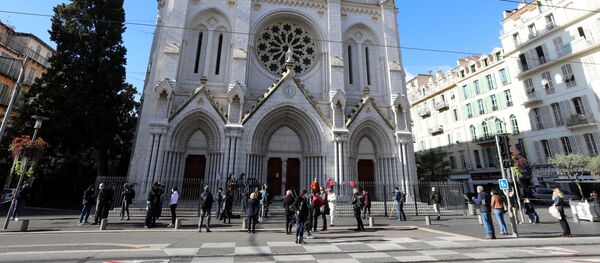 مواطنون يحضرون الشموع و أكاليل الزهور أمام كاتدرائية نوتردام في مدينة نيس، حيث وقعت حادثة طعن يوم 29 أكتوبر، فرنسا 30 أكتوبر 2020 مواطنون يحضرون الشموع و أكاليل الزهور أمام كاتدرائية نوتردام في مدينة نيس، حيث وقعت حادثة طعن يوم 29 أكتوبر، فرنسا 30 أكتوبر 2020 - سبوتنيك عربي