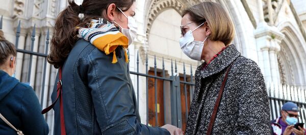 مواطنون يحضرون الشموع و أكاليل الزهور أمام كاتدرائية نوتردام في مدينة نيس، حيث وقعت حادثة طعن يوم 29 أكتوبر، فرنسا 30 أكتوبر 2020 - سبوتنيك عربي