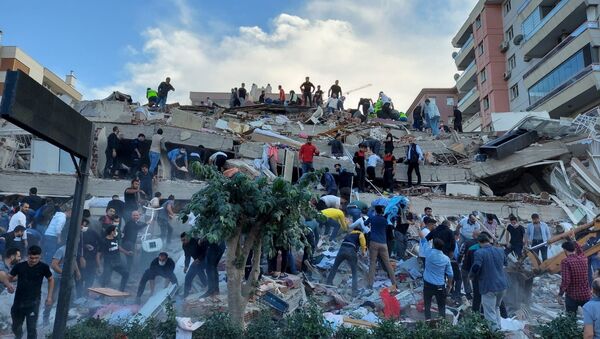 زلزال قوته 6.6 ريختر يضرب مدينة إزمير غربي تركيا 30 أكتوبر 2020 - سبوتنيك عربي