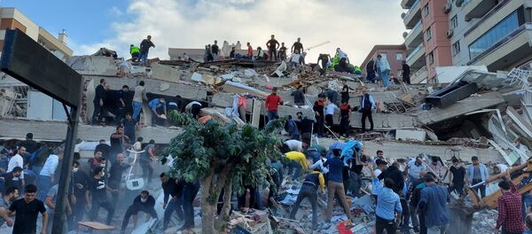 زلزال قوته 6.6 ريختر يضرب مدينة إزمير غربي تركيا 30 أكتوبر 2020 - سبوتنيك عربي