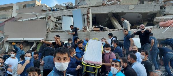 زلزال قوته 6.6 ريختر يضرب مدينة إزمير غربي تركيا 30 أكتوبر 2020 - سبوتنيك عربي