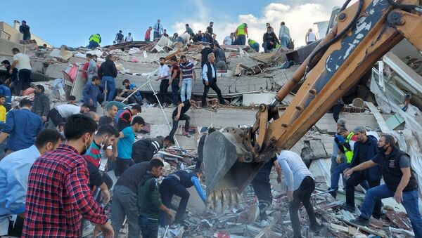 زلزال قوته 6.6 ريختر يضرب مدينة إزمير غربي تركيا 30 أكتوبر 2020 - سبوتنيك عربي