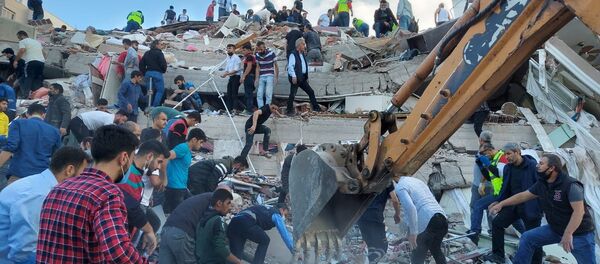 زلزال قوته 6.6 ريختر يضرب مدينة إزمير غربي تركيا 30 أكتوبر 2020 - سبوتنيك عربي