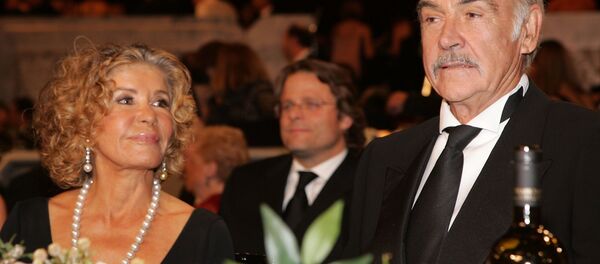 الممثل الاسكتلندي شون كونري مع زوجته ميشلين - سبوتنيك عربي