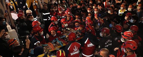 البحث عن ضحايا الزلزال في إزمير، تركيا 1 نوفمبر 2020 - سبوتنيك عربي