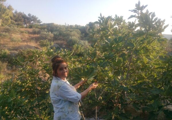 نساء الريف السوري يتحدين الحصار بالعودة إلى الطبيعة..صور وفيديو - سبوتنيك عربي