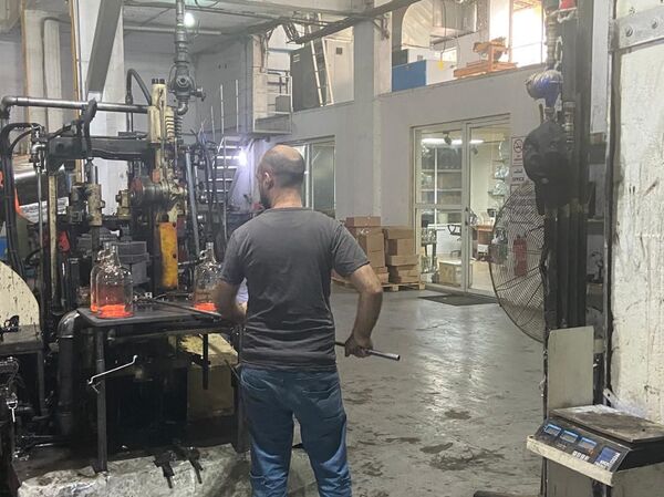 مبادرات بيئية لإعادة تدوير الزجاج المحطم بانفجار بيروت...فيديو وصور مبادرات بيئية لإعادة تدوير الزجاج المحطم بانفجار بيروت...فيديو وصور - سبوتنيك عربي