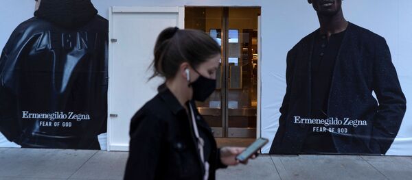 إحكام إغلاق نوافذ المحلات التجارية في شيكاغو، قبل بدء الانتخابات الرئاسية في الولايات المتحدة،  13 أكتوبر 2020 - سبوتنيك عربي