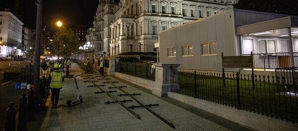 تعزيز حماية البيت الأبيض، وضع الحواجز في واشنطن، عشية الانتخابات الرئاسية في الولايات المتحدة 2 نوفمبر 2020 - سبوتنيك عربي