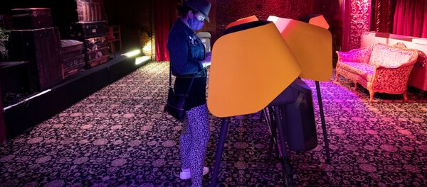 التجهيزات الأخيرة في مراكز الاقتراع عشية الانتخابات الرئاسية الأمريكية، 3 نوفمبر 2020 - سبوتنيك عربي