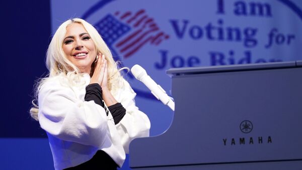 المغنية الأمريكية ليدي غاغا تشارك في الحملة الانتخابية للمرشح الرئاسي جو بايدن، عشية الانتخابات الرئاسية الأمريكية، 2 نوفمبر 2020 - سبوتنيك عربي