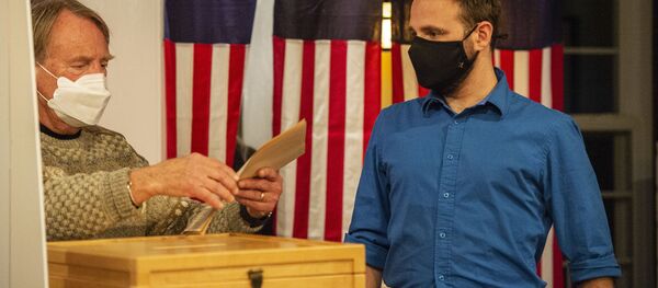 التجهيزات الأخيرة في مراكز الاقتراع عشية الانتخابات الرئاسية الأمريكية، 3 نوفمبر 2020 التجهيزات الأخيرة في مراكز الاقتراع عشية الانتخابات الرئاسية الأمريكية، 3 نوفمبر 2020 - سبوتنيك عربي