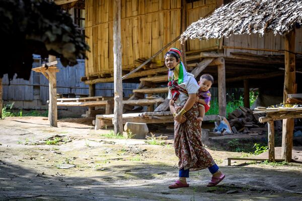 امرأة من قرية بانغ تونغ لوانغ (Baan Tong Luang) في تايلاند، 2 نوفمبر 2020 - سبوتنيك عربي