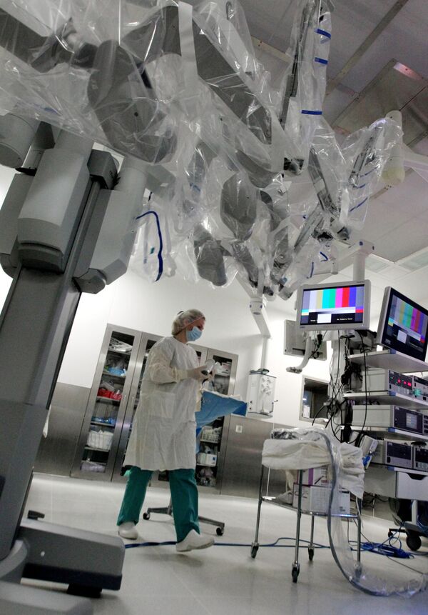 إجراء أول عملية جراحية باستخدام روبوت دافنشي في روسيا... صور إجراء أول عملية جراحية باستخدام روبوت دافنشي في روسيا... صور - سبوتنيك عربي