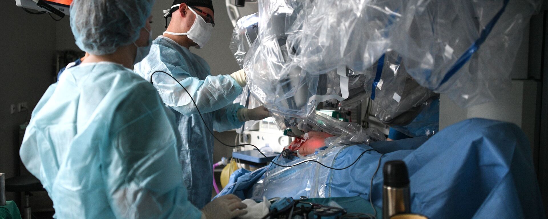 عملية جراحية بمساعدة الروبوت الجراح الآلي دا فينشي في مستشفى رقم 50 في موسكو - سبوتنيك عربي, 1920, 18.04.2023