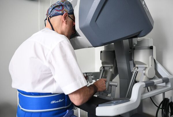 إجراء أول عملية جراحية باستخدام روبوت دافنشي في روسيا... صور إجراء أول عملية جراحية باستخدام روبوت دافنشي في روسيا... صور - سبوتنيك عربي