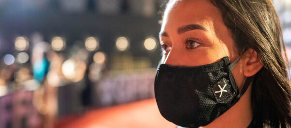 مسؤولة بمهرجان الجونة السينمائي تقف على السجادة الحمراء، 25 أكتوبر/ تشرين الأول 2020 - سبوتنيك عربي