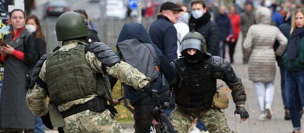 ضباط حماية القانون أثناء تظاهرة غير مصرح بها دزيادي (الأجداد ، الأبناء) في مينسك، بيلاروسيا 1 نوفمبر 2020 - سبوتنيك عربي