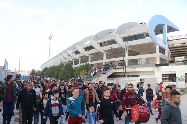 سوريا… رجل أعمال حلبي يحتفي على طريقته بعودة الصخب إلى ملعب الحمدانية (فيديو) - سبوتنيك عربي