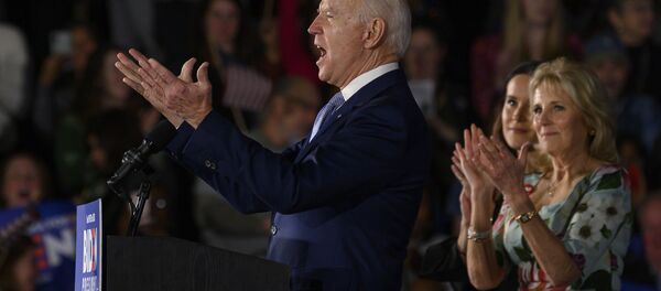 المرشح الرئاسي الديمقراطي جو بايدن برفقة ابنته آشلي بايدن وزوجته جيل بايدن  - سبوتنيك عربي