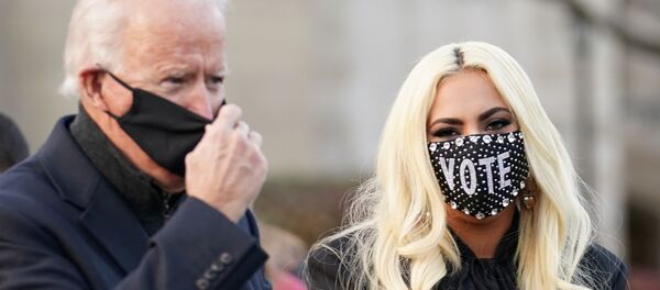 المطربة الأمريكية ليدي غاغا مع جو بايدن أثناء مناصرتها له في الانتخابات الرئاسية، 3 نوفمبر/ تشرين الثاني 2020 - سبوتنيك عربي