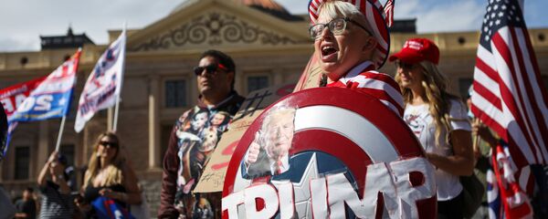 أنصار الرئيس الأمريكي دونالد ترامب خلال فعالية احتجاجية أوقفوا السرقة (Stop the Steal) في فينيكس بولاية أريزونا، احتجاجا على نتائج الانتخابات الرئاسية الأمريكية 2020، الولايات المتحدة 8 نوفمبر 2020 أنصار الرئيس الأمريكي دونالد ترامب خلال فعالية احتجاجية أوقفوا السرقة (Stop the Steal) في فينيكس بولاية أريزونا، احتجاجا على نتائج الانتخابات الرئاسية الأمريكية 2020، الولايات المتحدة 8 نوفمبر 2020 - سبوتنيك عربي