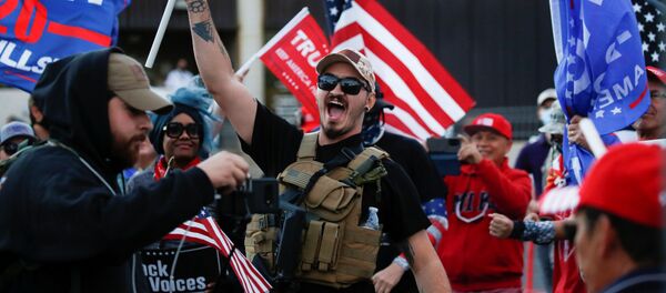 أنصار الرئيس الأمريكي دونالد ترامب خلال فعالية احتجاجية أوقفوا السرقة (Stop the Steal) في فينيكس بولاية أريزونا، احتجاجا على نتائج الانتخابات الرئاسية الأمريكية 2020، الولايات المتحدة 8 نوفمبر 2020 - سبوتنيك عربي