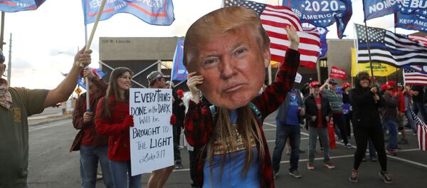 أنصار الرئيس الأمريكي دونالد ترامب خلال فعالية احتجاجية أوقفوا السرقة (Stop the Steal) في فينيكس بولاية أريزونا، احتجاجا على نتائج الانتخابات الرئاسية الأمريكية 2020، الولايات المتحدة 8 نوفمبر 2020 - سبوتنيك عربي