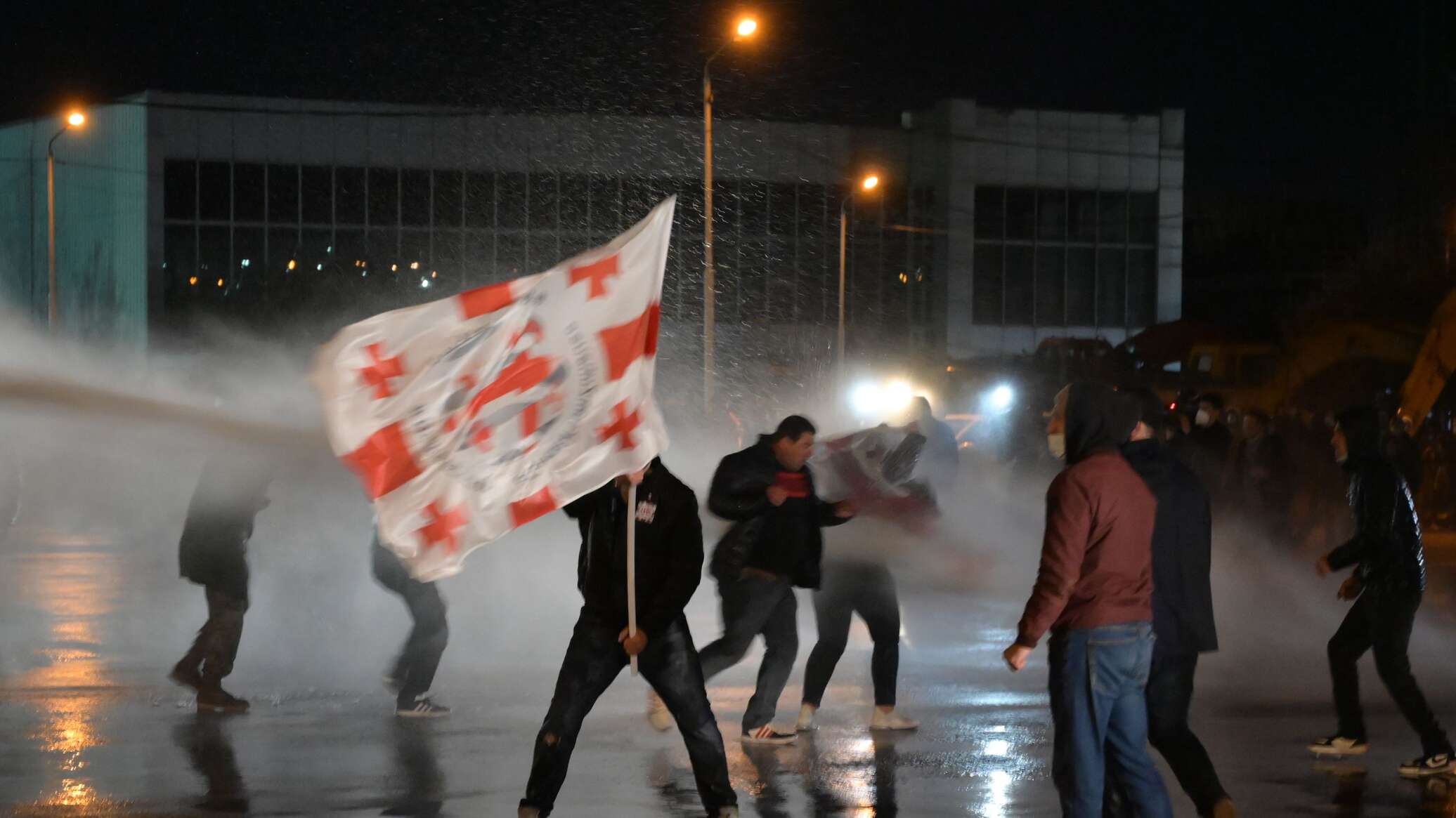 الشرطة الجورجية تفرق مظاهرة للمعارضة قرب البرلمان في تبليسي
