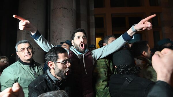 متظاهرون يقتحمون مقر الحكومة الأرمينية، في العاصمة العاصمة الأرمينية يريفان، بعد توقيع رئيس الوزراء نيكول باشينيان، اتفاقا مع قادة أذربيجان وروسيا بشأن وقف الأعمال القتالية في ناغورني قره باغ، 10 نوفمبر 2020 - سبوتنيك عربي