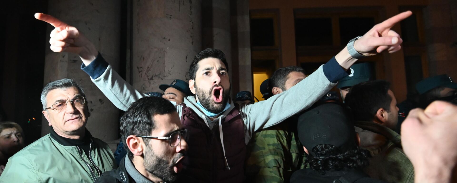 متظاهرون يقتحمون مقر الحكومة الأرمينية، في العاصمة العاصمة الأرمينية يريفان، بعد توقيع رئيس الوزراء نيكول باشينيان، اتفاقا مع قادة أذربيجان وروسيا بشأن وقف الأعمال القتالية في ناغورني قره باغ، 10 نوفمبر 2020 - سبوتنيك عربي, 1920, 07.08.2025