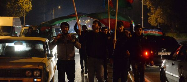 متظاهرون في أذربيجان يحتفلون بعد توقيع الرئيس الأذربيجاني، إلهام علييف، اتفاقا مع قادة أرمينيا وروسيا بشأن وقف الأعمال القتالية في ناغورني قره باغ، 10 نوفمبر 2020 - سبوتنيك عربي