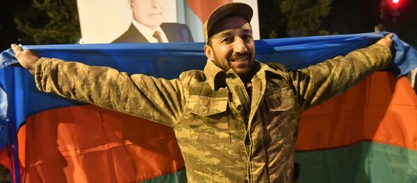 متظاهرون في أذربيجان يحتفلون بعد توقيع الرئيس الأذربيجاني، إلهام علييف، اتفاقا مع قادة أرمينيا وروسيا بشأن وقف الأعمال القتالية في ناغورني قره باغ، 10 نوفمبر 2020 متظاهرون في أذربيجان يحتفلون بعد توقيع الرئيس الأذربيجاني، إلهام علييف، اتفاقا مع قادة أرمينيا وروسيا بشأن وقف الأعمال القتالية في ناغورني قره باغ، 10 نوفمبر 2020 - سبوتنيك عربي