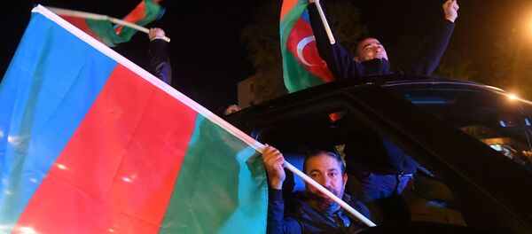 متظاهرون في أذربيجان يحتفلون بعد توقيع الرئيس الأذربيجاني، إلهام علييف، اتفاقا مع قادة أرمينيا وروسيا بشأن وقف الأعمال القتالية في ناغورني قره باغ، 10 نوفمبر 2020 - سبوتنيك عربي